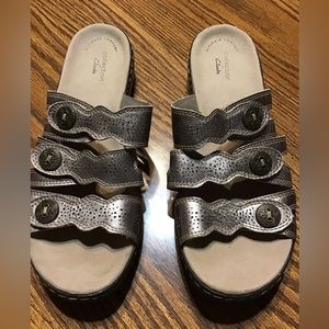 Woman’s size 9 1/2 Clarks collection ultimate comfort sandals RE